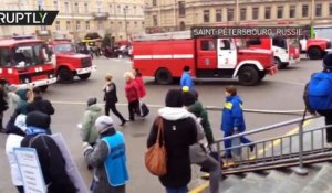 Les services de secours œuvrent devant le métro de Saint-Pétersbourg après l'explosion