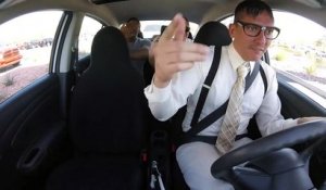 Un chauffeur Uber rappe devant ses clients