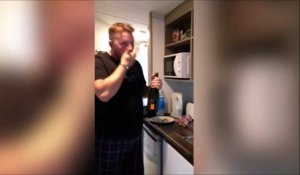 Il se prend un bouchon de champagne en pleine tête !