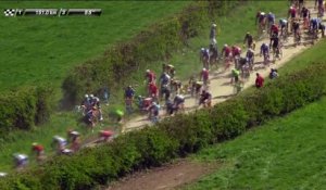 Paris-Roubaix 2017 - Énorme chute dans le peloton !