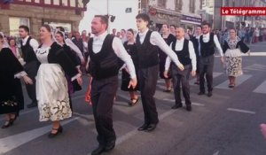 Vannes. 1.600 danseurs de Tradi'Deiz défilent devant des milliers spectateurs