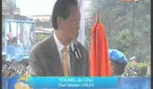 Cérémonie de prise d'armes en l'honneur de Yong J Choi avant son depart