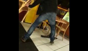 Deux clients ivres balancent des chaises sur des employés d’un restaurant et se font bien calmer !!!