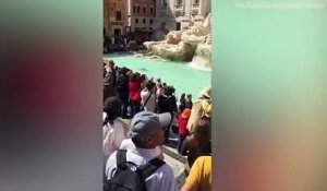 Un touriste prend un bain tout nu dans la fontaine de Trevi