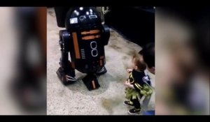Ce bébé va avoir la peur de sa vie face à ce robot