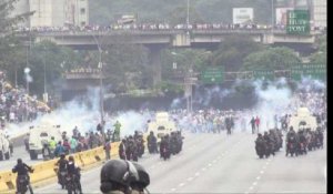 Au Venezuela, les manifestations et les affrontements avec la police se poursuivent