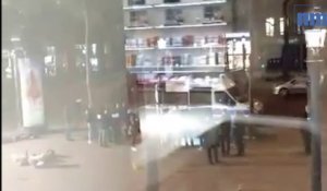 Les policiers au travail après la mort du terroriste aux Champs-Elysées