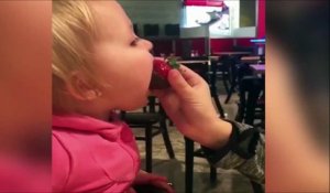 Regardez la réaction de cette fillette quand elle goutte une fraise au chocolat pour la première fois... ouahhhh