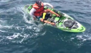 Un requin fait tomber à l'eau un pecheur en kayak...