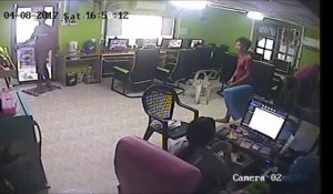 attaque de serpent dans un cyber café
