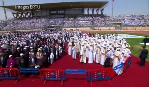 Egypte: le pape célèbre une messe pour des milliers de fidèles