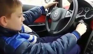 Son fils de 10 ans prend la voiture et c'est le drame !