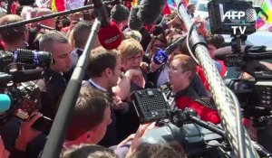 Macron vivement interpellé par des militants syndicaux à Albi