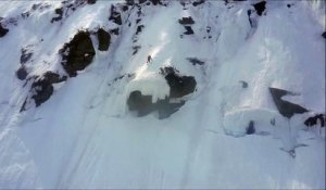 Enorme chute de ce skieur sur une falaise