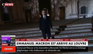 Regardez le moment historique de l'arrivée d'Emmanuel Macron, seul, au Louvre marchant longuement