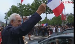 Scènes de liesse sur les Champs-Elysées et au Louvre après la victoire de Macron