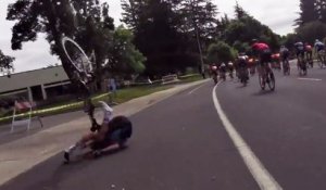 Un cycliste se prend un drone lors d'une course