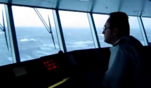 Ce bateau se prend une énorme vague en pleine tempête... Impressionnant