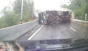 Un camion se renverse et fauche un motard. Accident terrible