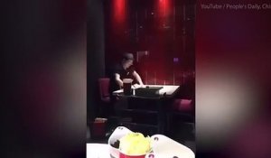 Un serveur de restaurants chinois nettoie une table en un clin d'oeil