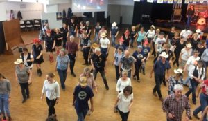 Au Mayfest, on apprend à danser la country