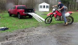 Un homme tente de mettre sa moto dans son pick up !