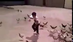 Ce gamin a voulu nourrir les poules et va vite le regretter... Attaque en mode Zombies