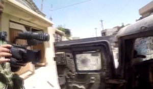 Un journaliste Irakien se fait exploser sa GoPro par un Sniper.