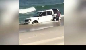Un homme gare sa voiture un peu trop près de la mer..