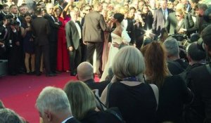 Cannes: Paillettes, plumes et décolletés sur le tapis rouge