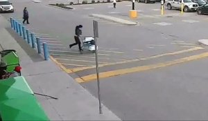 Une femme vole un caddie plein dans un supermarché mais elle est rattrapée par son karma