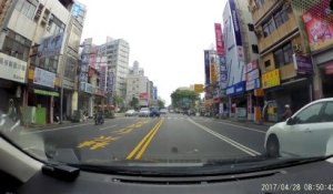 En Taiwan,un chauffeur sauve un chaton coincé au milieu de la route