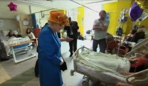 La reine Elizabeth rend visite aux blessés de l'attentat de Manchester