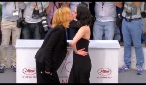 Festival Cannes 2017 : Eva Green et Emmanuelle Seigner s'embrassent sur le tapis rouge (vidéo)