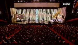 Explosion de joie de Ruben Ostlund qui remporte la Palme d'Or à Cannes - Regardez