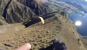 Beau mais terrifiant, 2 parapentistes frôlent le sommet d'une montagne en Nouvelle zélande