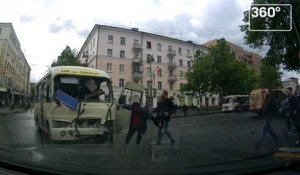 Ce chauffeur de bus se fait éjecter dans un accident...