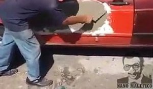 Il répare la portière enfoncée de sa voiture au ciment et à la truelle