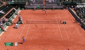 Roland-Garros 2017 : Alize Cornet sauve une balle de break d'un amorti bien senti (2-0)