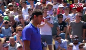 Roland-Garros 2017 : Émotion sur le n°2 ! Almagro en abandonne en larmes, Del Potro le console ! (3-6, 6-3, 1-1)