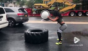 Sport : elle tape un pneu de camion avec un fût de bière !