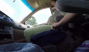 Pendant leur trajet en voiture, un homme filme sa femme et assiste à un moment inoubliable !