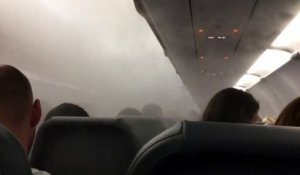 En plein vol, cet avion se remplit de vapeur d'eau qui va créer un epais brouillard