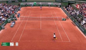 Roland-Garros : la balle de match et les larmes de joie de Caroline Garcia, qualifiée pour les 8es