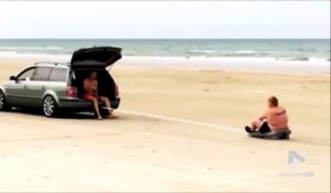 Ce gros se fait tirer par une voiture sur le sable