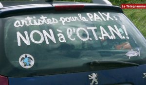 Manoeuvres de l'OTAN. Une trentaine de manifestants sur le mont Saint-Michel de Brasparts