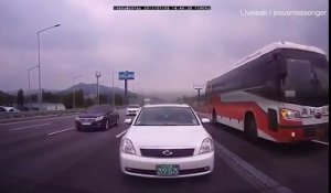 Un accident terrible d'un bus dans une autoroute en Corée du Sud
