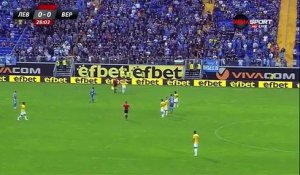 Un joueur boit une grande gorgée de bière en plein match