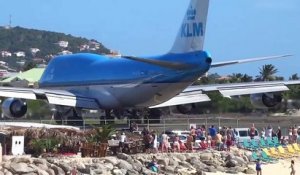 Touristes VS Souffle d'un Avion au décollage... Aéroport de Saint-Martin
