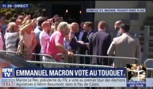 Quand Emmanuel Macron embrasse le crâne d'un sympathisant, imitant Laurent Blanc et Fabien Barthez